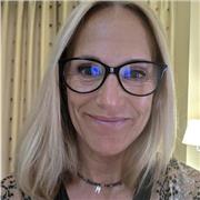 Profesora de lengua y literatura castellanas con más de 20 años de experiencia en el sector de la educación con niños y adultos.